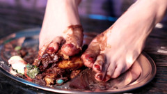 Bia Roman: Uctívání špinavých nohou