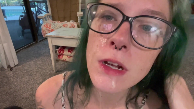 Missellie8: Puta hambrienta de leche
