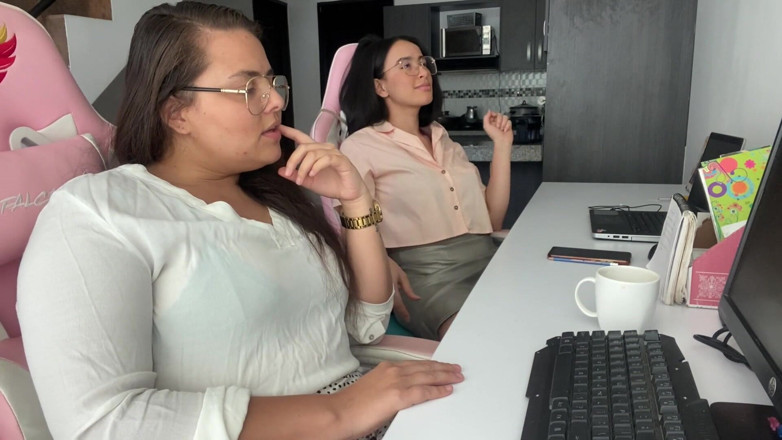 zoemelissa: Șeful nostru ne excită, ne masturbăm gândindu-ne la el