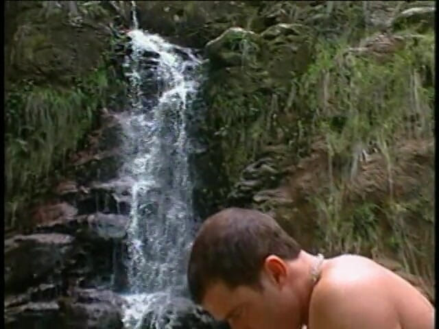 Pound Me Outside: Si jalang dibajak di tepi air terjun
