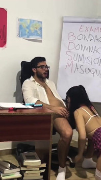 Läraren piskade och knullade liten student för att hon skulle klara examen