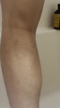 Divertimento in doccia con 2 grandi dildo che scopano il mio buco liscio