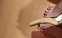 Bad ass bitch: Footjob con le dita rosse come una banana