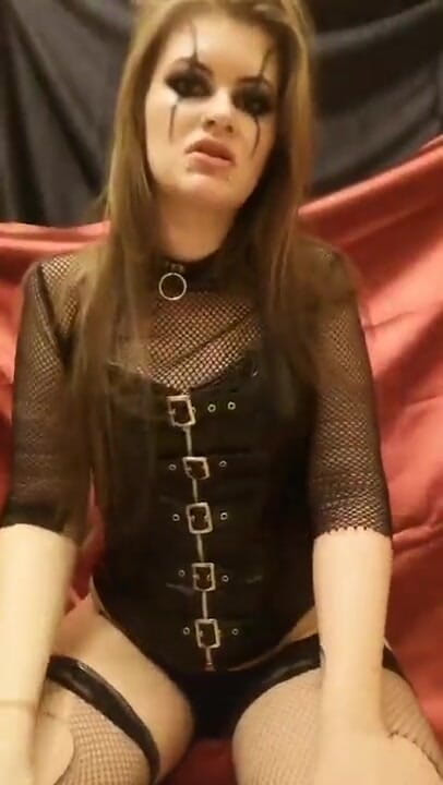 Mara Vipe: Fată gotică suge un vibrator negru și apoi își masturbează pizda cu...