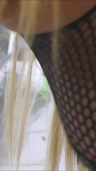 Orgasme in Glazen Dildo Neuken Met Bodystocking in De Badkamer