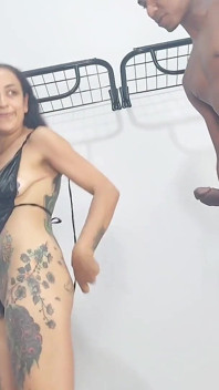 Seks anal dan nyepong kontol raksasa pria kulit hitam antar ras