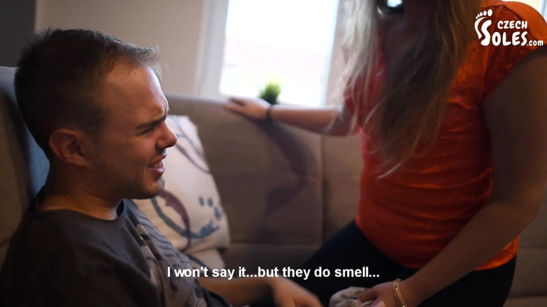 Czech Soles - foot fetish content: Il n'arrive pas à sentir les pieds et les chaussettes de...