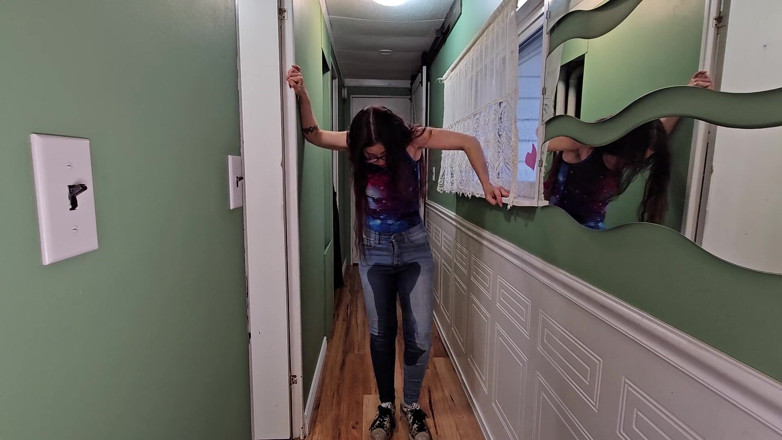 Nerdy_faery: Molhando meu jeans me faz gozar