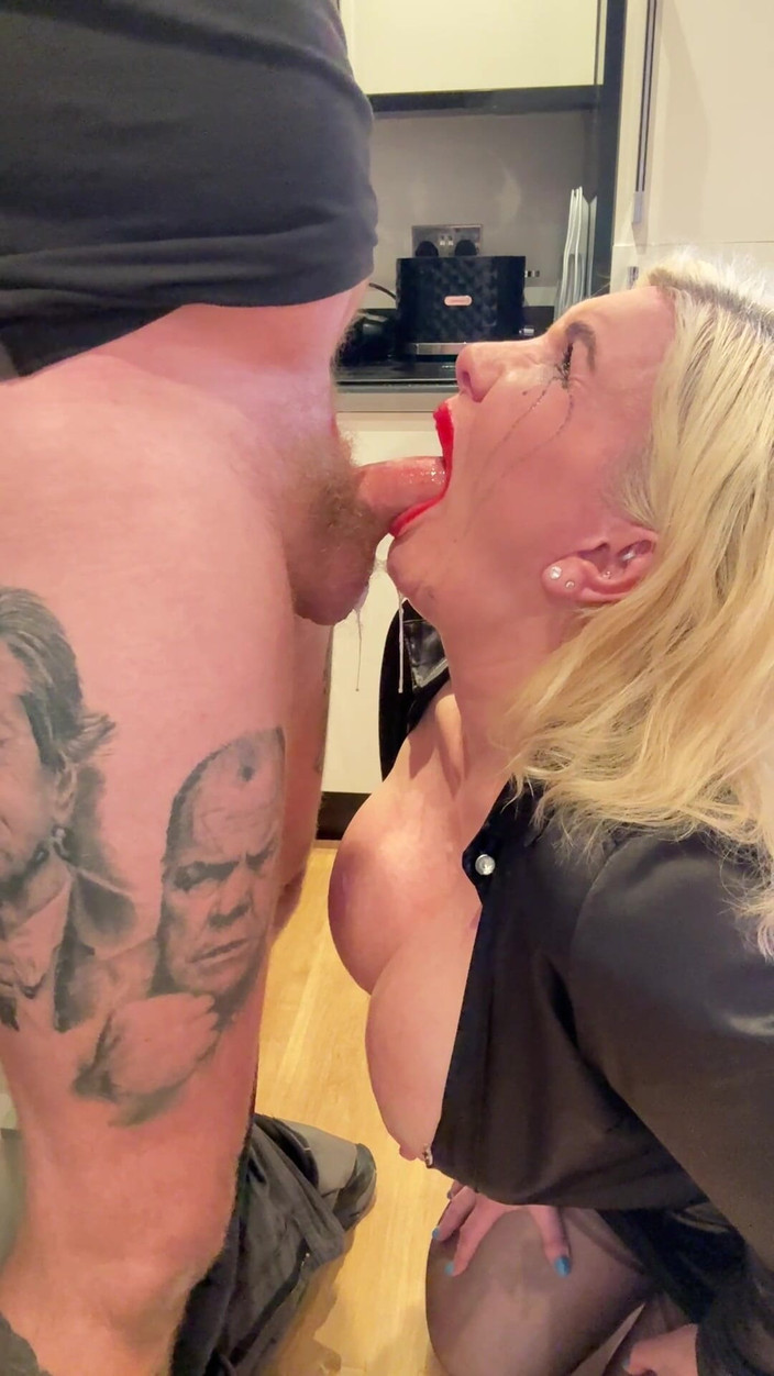 Sophie James: 새틴 비서 완전히 얼굴 섹스 메이크업 망쳐