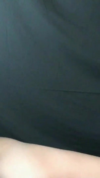 De eerste keer dat een 19-jarig model rookt, ballonnen opat en een grote wad sperma neemt