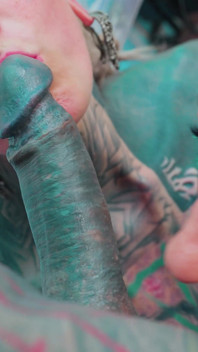 Sex în trei cu tatuaje care a luat-o razna Puternic Artist tatuată fute fundul prietenului Mid Ink și ejaculează pe tatuaj proaspăt