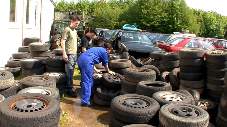 King Of Amateur: Doggystyle Workers at the Junkyard