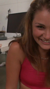 Moje sexy kamarádka je nadržená s obrovským strojem na dildo