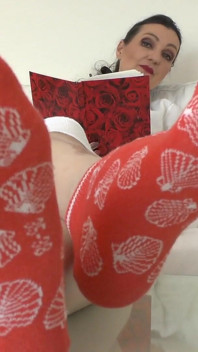 Понюхай мої спітнілі шкарпетки, поки я читаю свою книгу, відео від першої особи, леді Вікторія Валенте