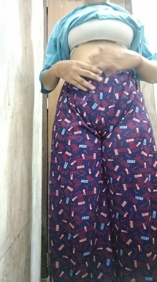 Riyathakur: Indická sexy studentka se koupe s přítelem Desi koláží