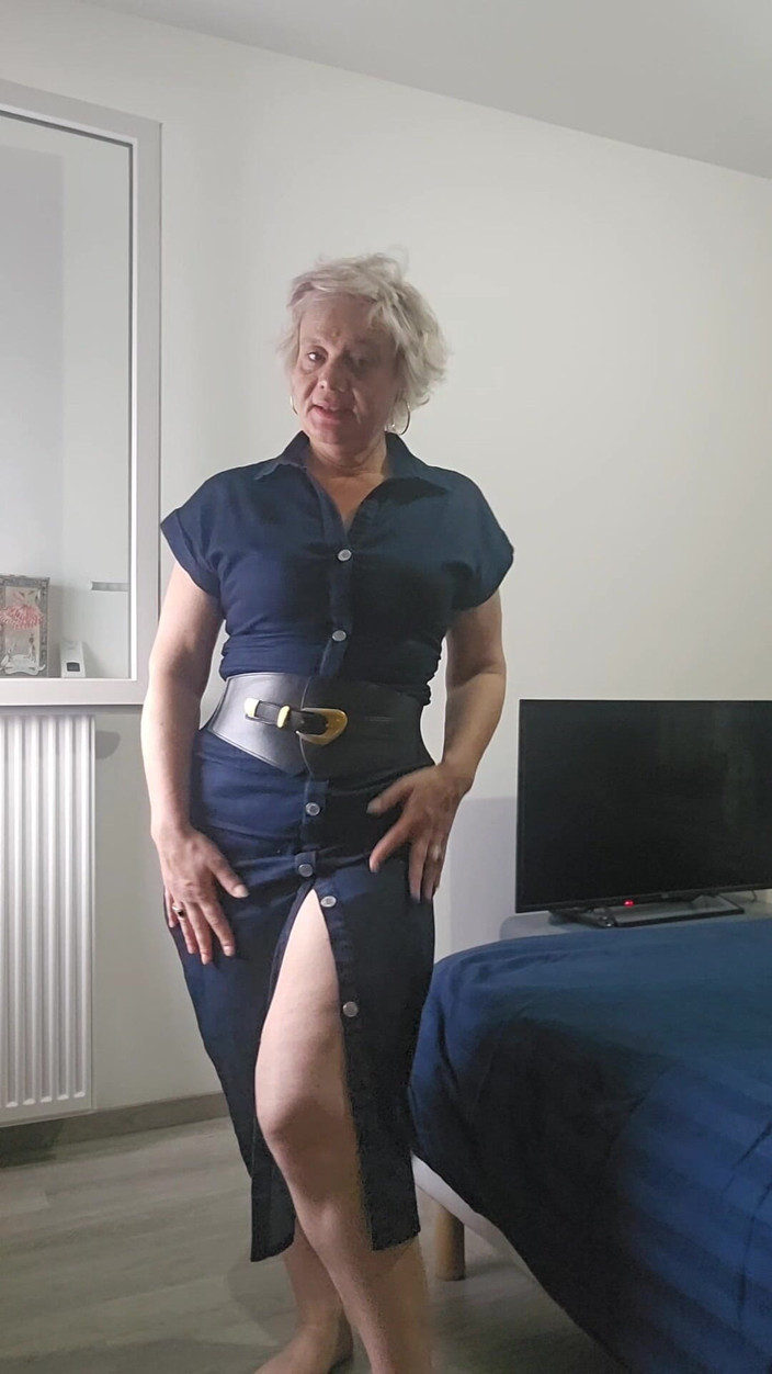 Sofy13: Striptease di una MILF sgualdrina