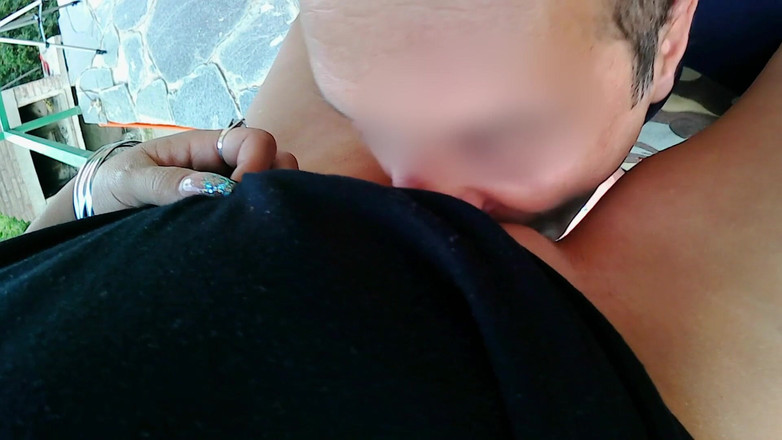 LadyRoma: 맛있는 보지 핥기 위해 친구와 파티에서 탈출