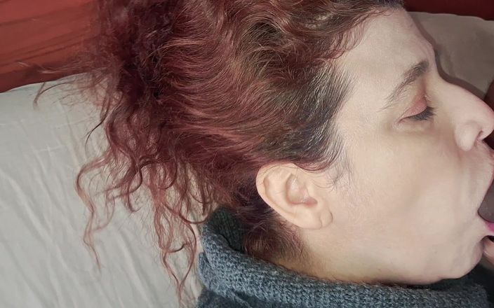 Agnes Swallow: 寒い朝に目覚めた後、妻はチンポをしゃぶる