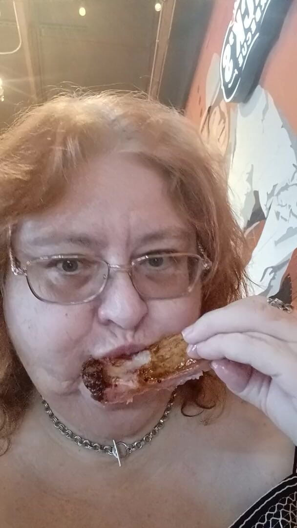 BBW nurse Vicki adventures with friends: Lekker ribdiner in oude bbq-winkel