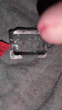 Fiumi di sborra sgocciata e al limite un enorme carico di sborrate multiple in una tazza di plastica