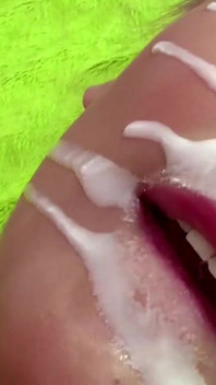 Bonita rubia se masturba su coño cachondo
