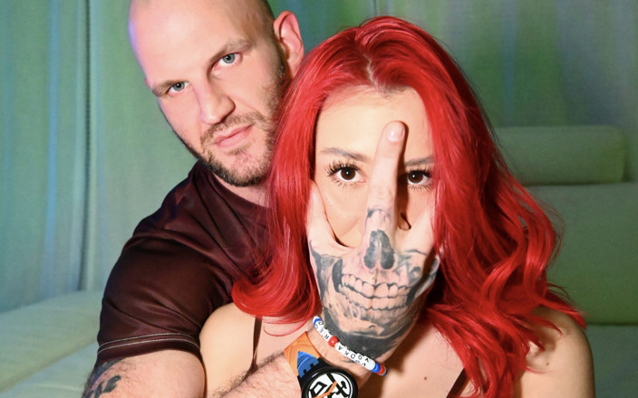 Rave Bunnys: Zoey Di Giacomo berambut merah terhempas bilik DJ dan dikongkek...