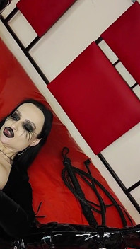 Bruja satánica realiza un ritual de magia negra para presentarte a la oscuridad, llama a Satanás a poner su espíritu en tu cuerpo