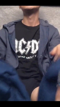 Joven chico masturbándose