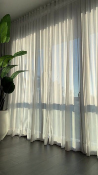 Vedere la persoana 1 a fotografului cu o vedetă sexy