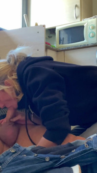 Esposa gostosa bate boquete para o encanador em minha cozinha