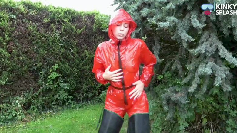 UKCuteGirl Lucy Lauren: Glanzend Pvc regenpak tuin plagen