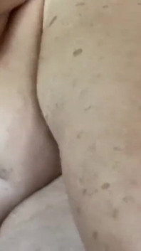 Stieftante ann spielt mit ihren titten, während sie einen tollen footjob gibt teil 2