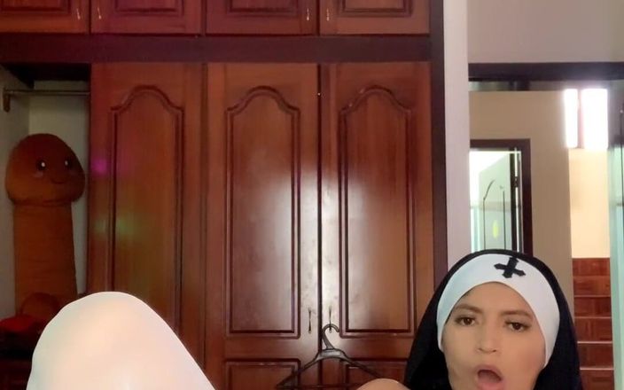 Tamara Suarez: Tamara klädd som en nunna för Halloween