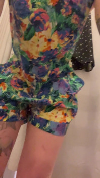 Stark Bollock nuda in pubblico mentre si prova i nuovi vestiti. Parte 2 di 2.