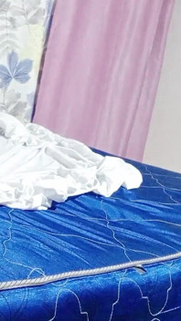 Ma demi-sœur est venue dans ma chambre et chevauche jusqu’à l’orgasme