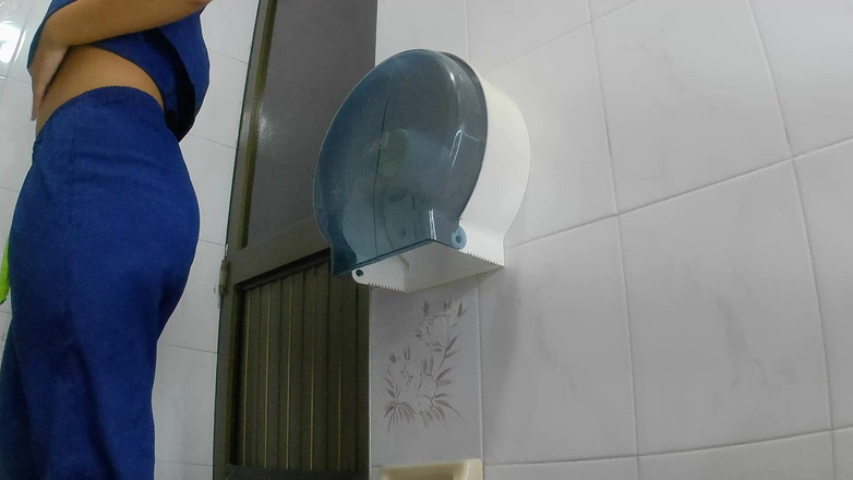 pampammedallo: Compilation de filles en train de pisser dans les toilettes