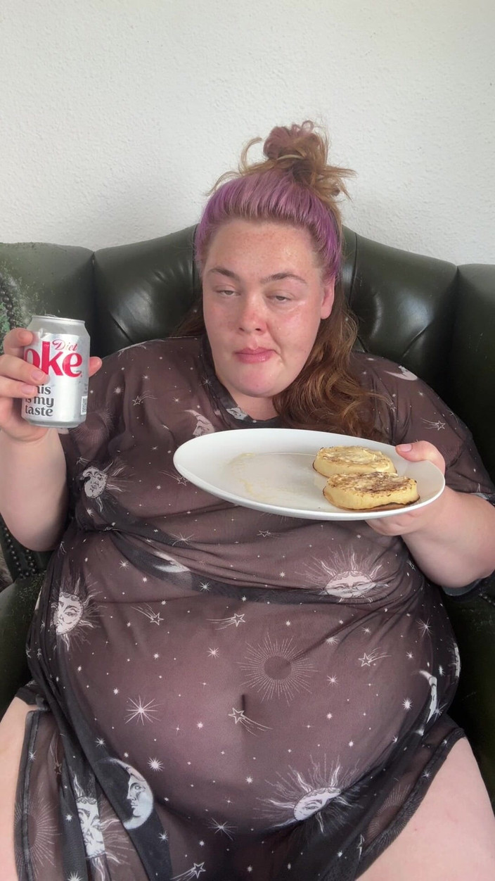 fatemmabbw: 巨大な空腹のぽっちゃり系女性が朝食で自分を詰め込む