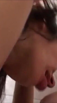 목욕하는 친구들이 서로의 보지를 따먹고 쾌락을 만지다