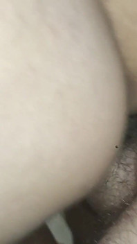 Grote pik zuigen in de badkamer