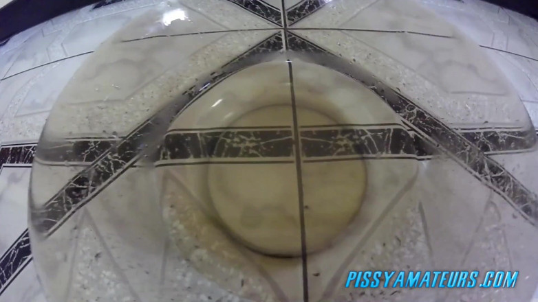 Pissy Amateurs: Beautiful girl fill a bowl