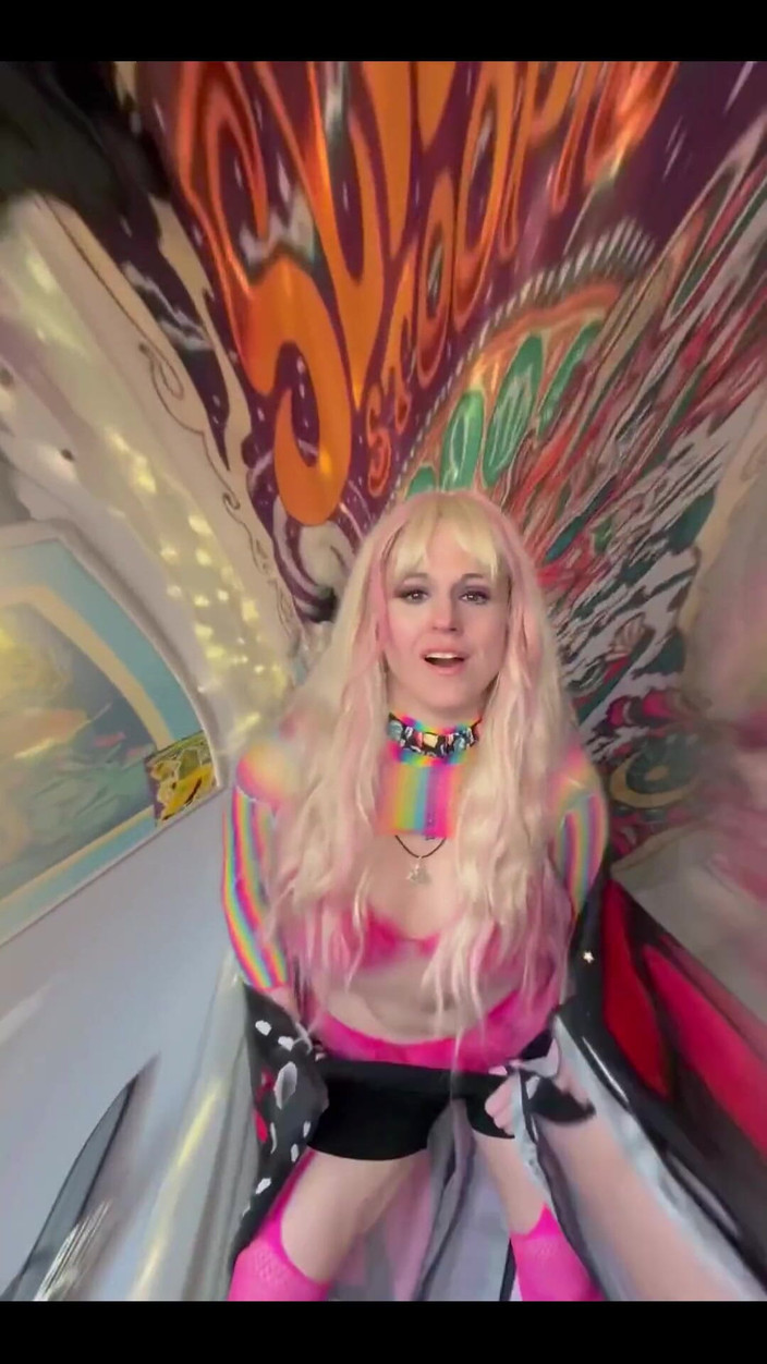 Suzy Wylde: Máy bay bà già khiêu vũ!