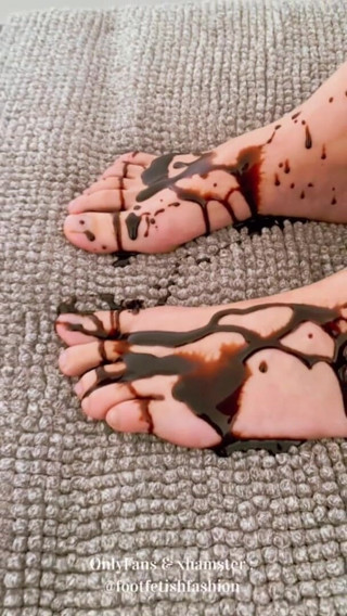 FootFetishFashion: Массаж ступней с шоколадом, часть 1/2