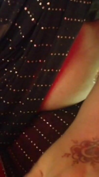 Desi heiße mädchen möpse drücken nackte sexy show.