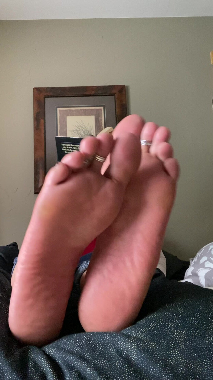 Tan feets: Tanfeets Ignoruj Podeszwy Propped Black Pedi