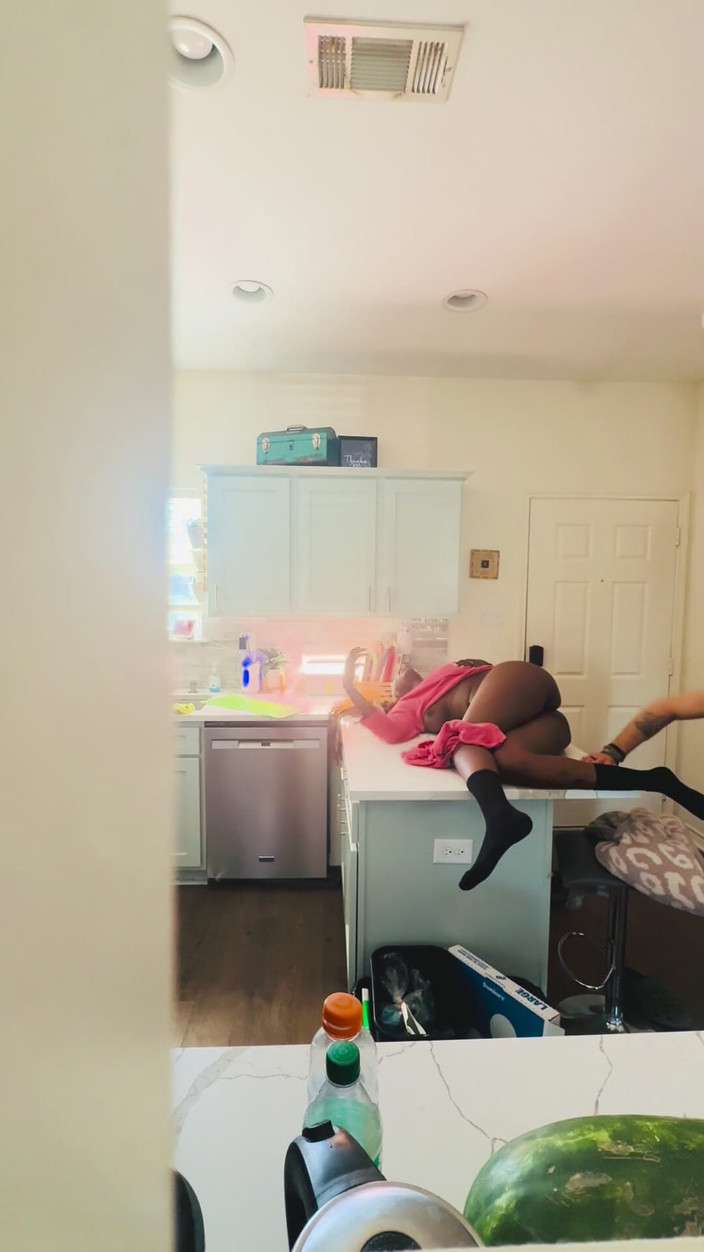 White chocolate: Üvey adam zenci büyük memeli annesini beyaz komşusunu sikerken yakalıyor.