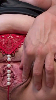 Cewek ini lagi asik muasin memeknya pakai celana dalam thong - close up