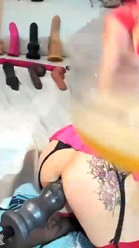 Dildo xxl membuatkan saya memancut mani apabila saya mengongkek pantat saya dengan keras dan menghisap zakar