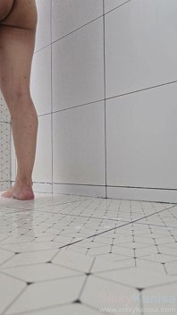 Kadın kılıklı kanisa duş alırken göt deliğini parmaklıyor