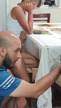Excelentes técnicas manuales, me encanta tener tu pene largo dentro de mi coño mojado.
