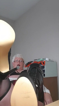 Hes rất dễ dàng để trêu chọc